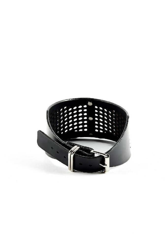 Mysterious choker