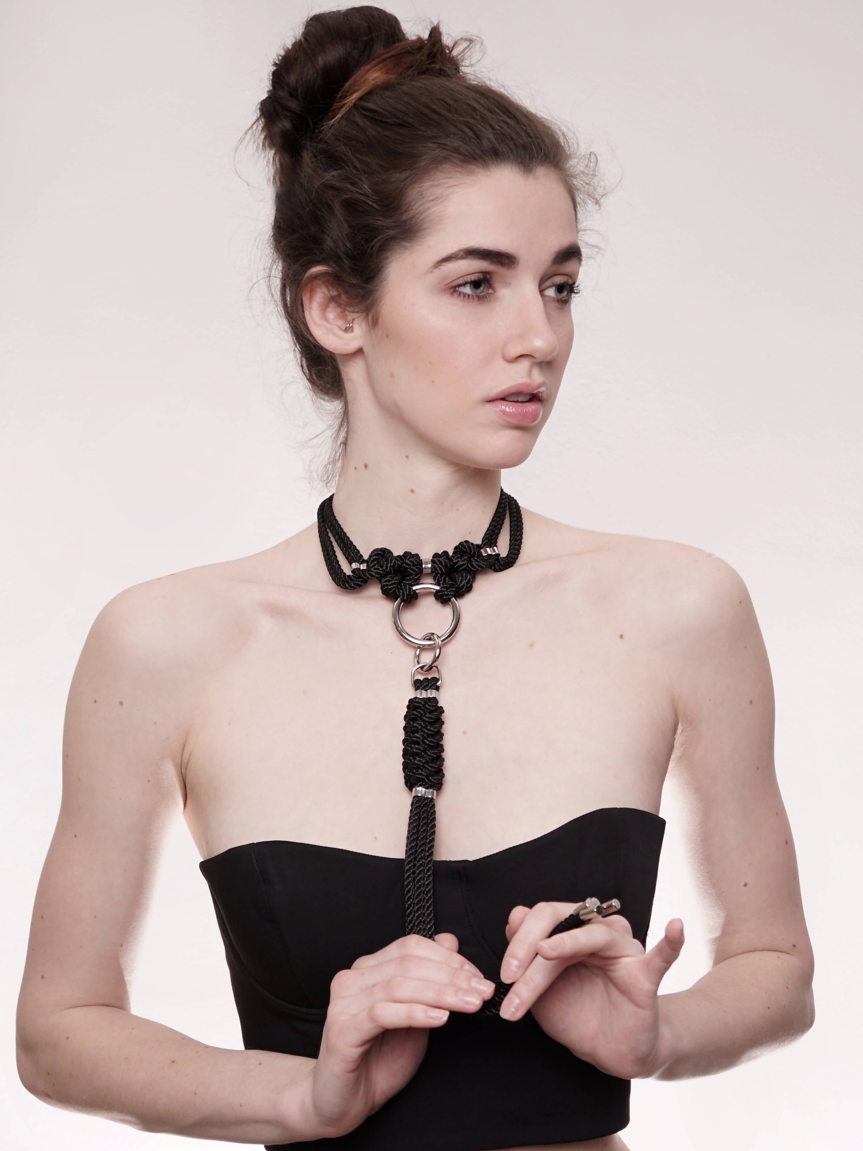 KUBI' CHOKER WITH WHIP