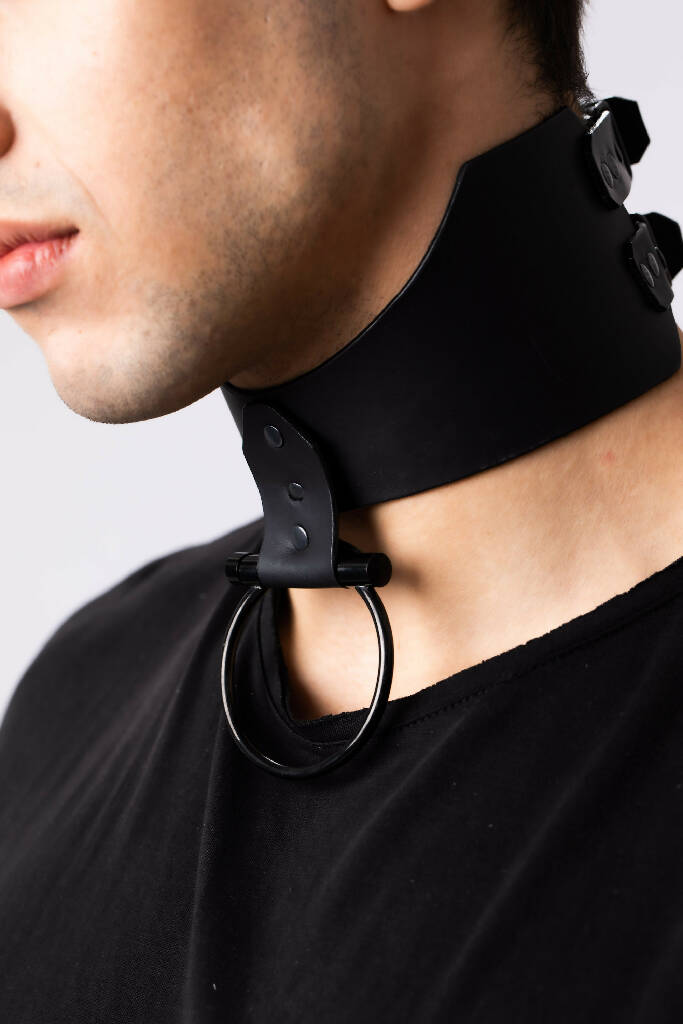 Noir choker
