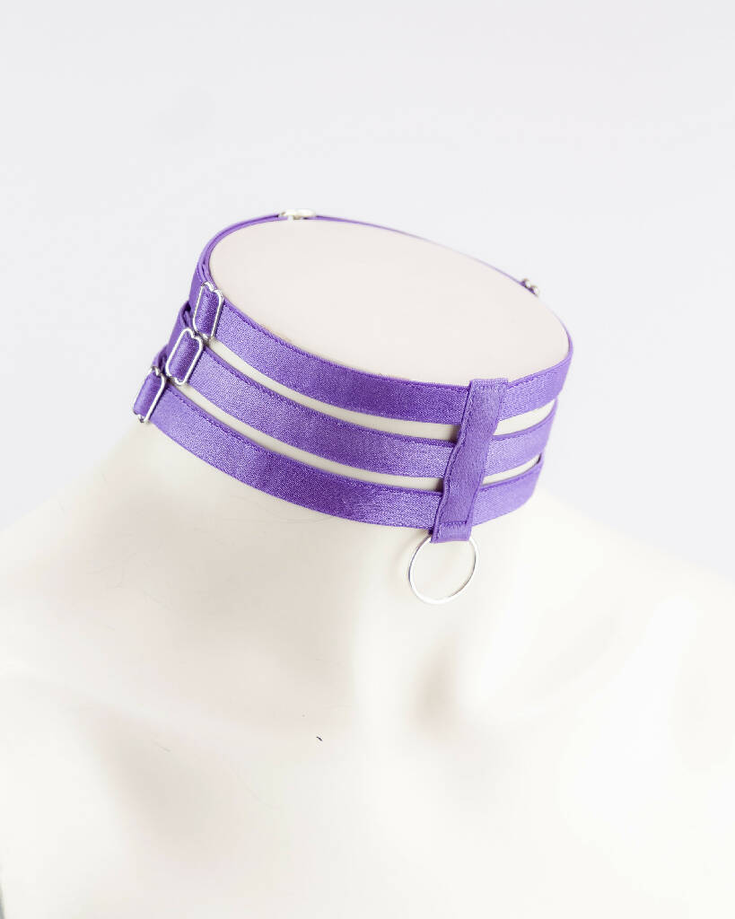 Blis, triple-strand strappy day collar